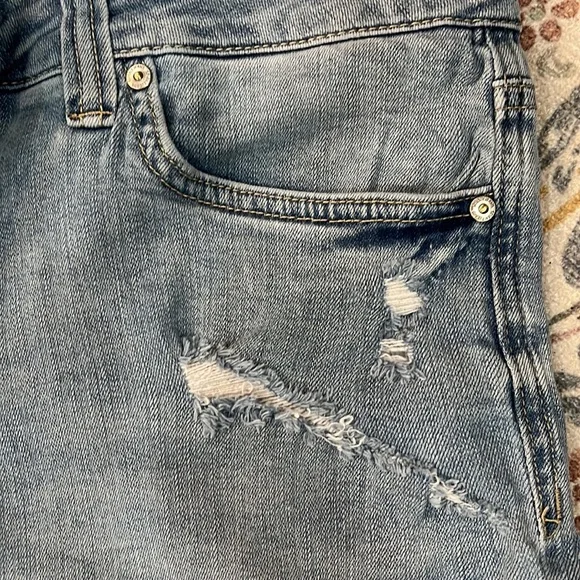 Distressed cutoff shorts - Picture 2 of 5